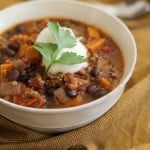 Sød kartoffel, sorte bønner og quinoa Chili (#vegetarisk) | @BobsRedMill og @MuirGlenOrganic #ChiliRoundup | www.theroastedroot.net