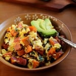 Desayuno revuelto con boniatos, bacon y espinacas | TheRoastedRoot.net #healthy #recipe #paleo