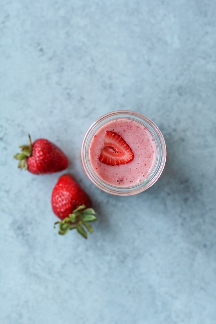 https://www.theroastedroot.net/wp-content/uploads/2016/07/strawberry_smoothie_2.jpg
