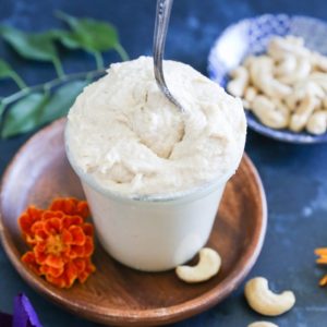 vegansk "flødeost" Frosting lavet med cashy / TheRoastedRoot.net #opskrift # dessert # sugarfree"Cream Cheese" Frosting made with cashews | TheRoastedRoot.net #recipe #dessert #sugarfree