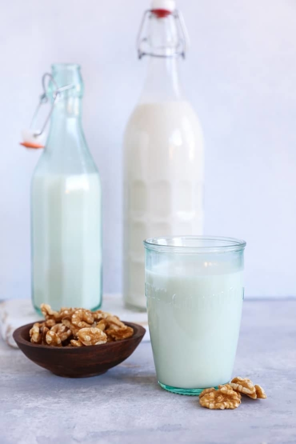 How to Make Walnut Milk (or almond milk, cashew milk, etc). An easy tutorial with photos