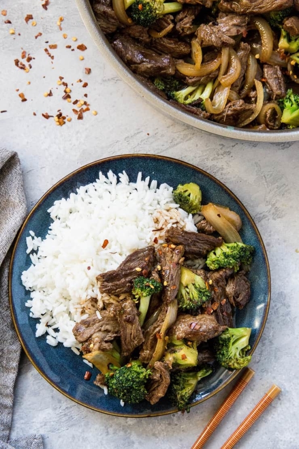 Paleo Broccoli Beef made in just 30 minutes in one skillet! This easy, clean recipe is easy to throw together any night of the week. | TheRoastedRoot.net #soyfree