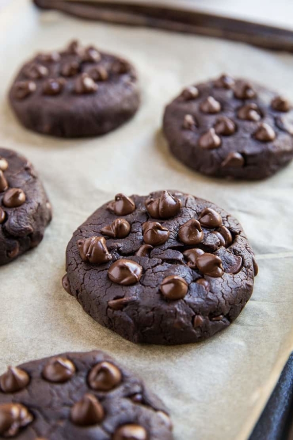 Vegan Double Chocolate Black Bean Cookies made with only 6 ingredients! An easy egg-free, gluten-free cookie recipe that is moist, rich and AMAZING! Refined sugar-free and healthy