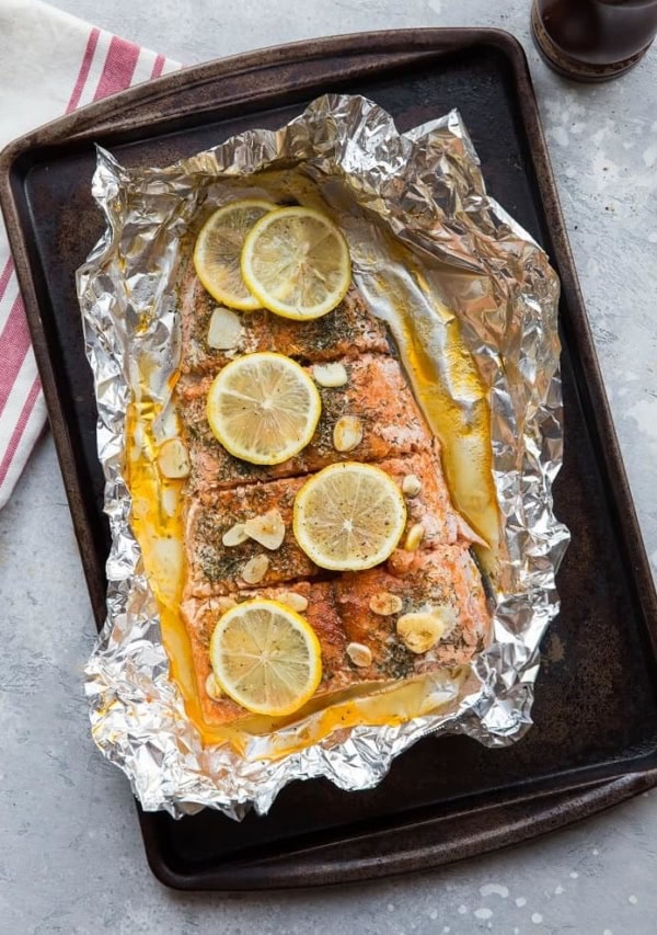 How to Bake Salmon in Foil with garlic and lemon - an easy dinner recipe that is healthy, paleo, keto, whole30, and delicious