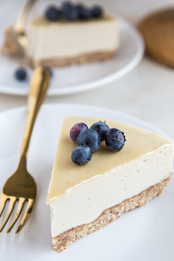 Dairy-Free Low-Carb Cheesecake - a sugar-free cheesecake recipe. No-bake, grain-free, keto friendly and delicious