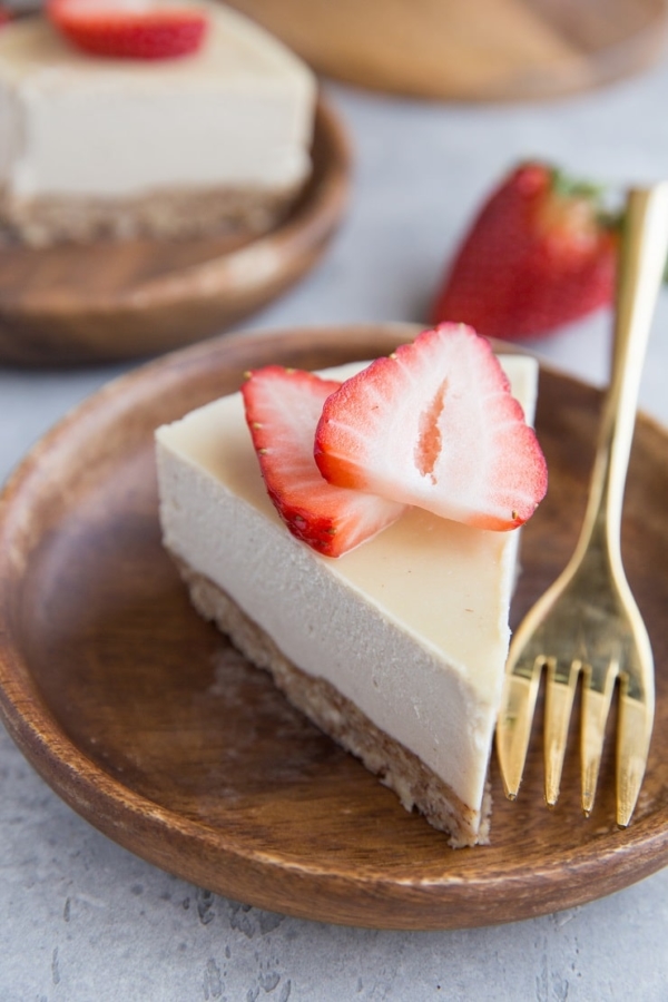 The BEST Paleo Cheesecake Recipe - an easy, creamy dairy-free, paleo cheesecake made with basic whole food ingredients