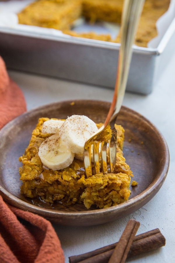 Pumpkin Baked Oatmeal (gluten-free, dairy-free) - a fall-infused healthy breakfast full of complex carbs and all the flavor!