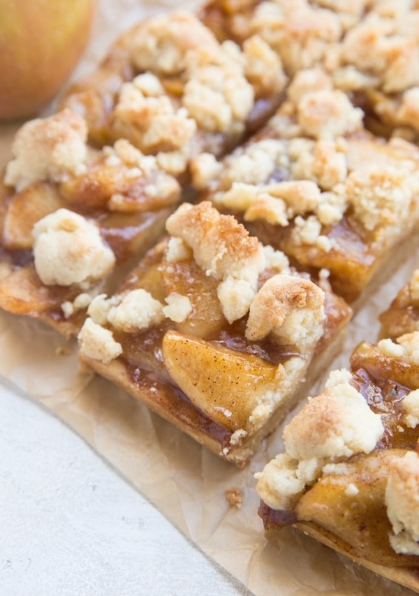 Paleo Apple Pie Bars made grain-free, refined sugar-free, dairy-free and vegan! Only 6 ingredients and so easy to make!