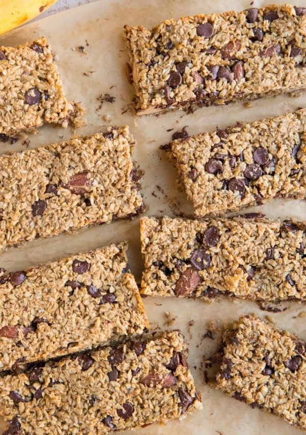 5-Ingredient Healthy Granola Bars sweetened mostly with banana. An easy, delicious crunchy granola bar recipe!