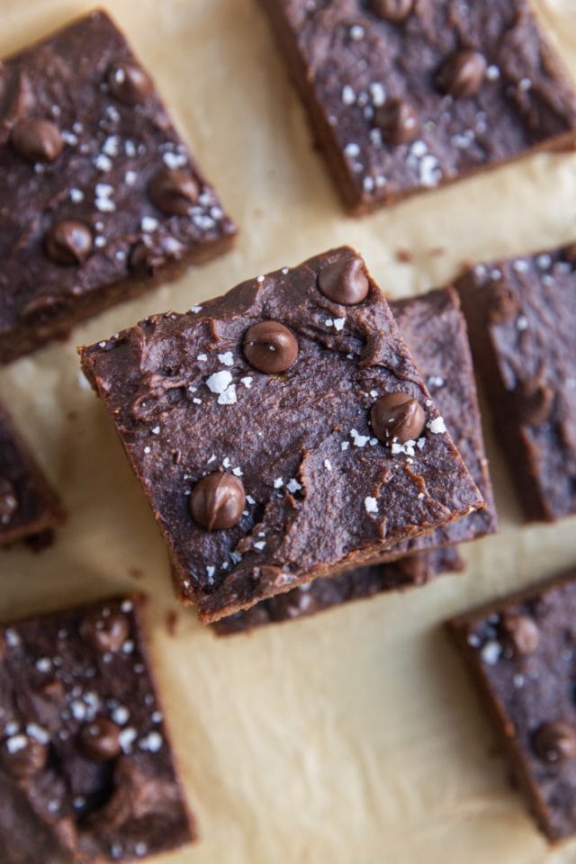 5-Ingredient Flourless Peanut Butter Banana Brownies - The Roasted Root