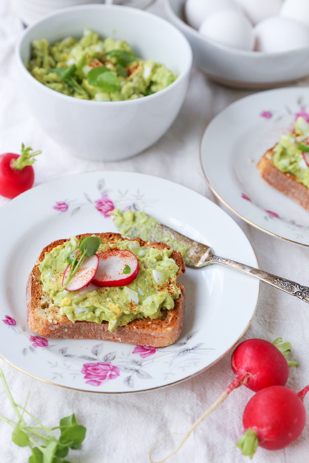 Avocado Egg Salad (Mayo-Free!) - an easy 4-ingredient lunch recipe | theroastedroot.net #glutenfree #dairyfree #healthy