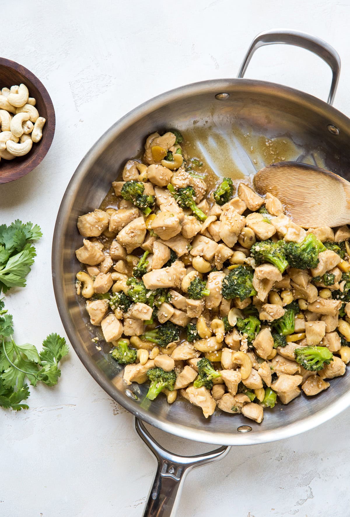 Paleo Ginger Cashew Chicken with Broccoli - healthy, whole30 low-carb dinner recipe