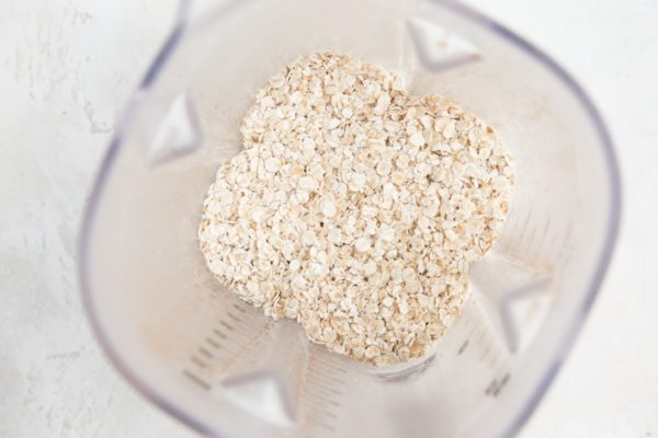 oats in a blender to be blended into oat flour