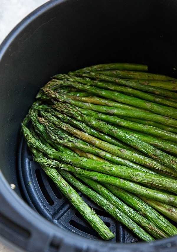 AIR FRYER FULL OF ASPARAGUS