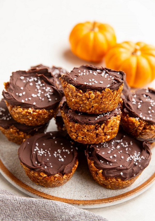 Stack of pumpkin no-bake oatmeal cups on a plate.