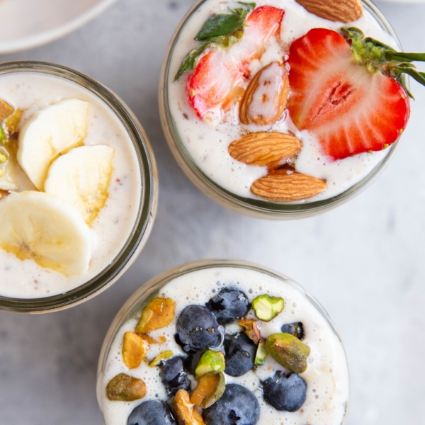 Easy overnight oats in jars, ready to eat.