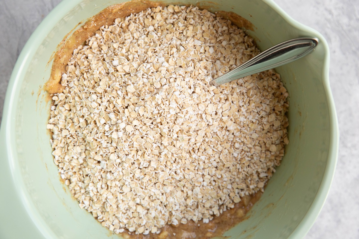 Oats on top of the almond butter banana mixture, ready to be mixed in.