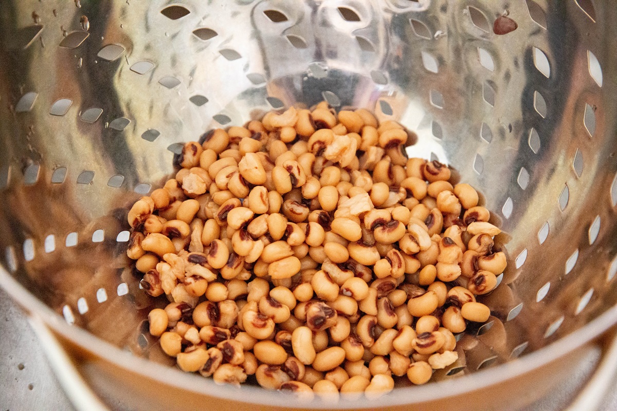 Black eyed peas in a colander, ready to be put to use.