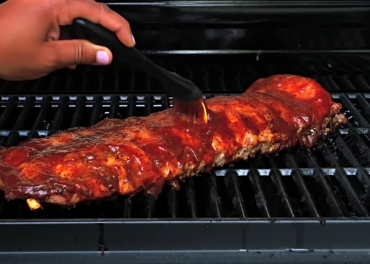 Brush more barbecue sauce over the rack so that it is covered liberally in sauce.