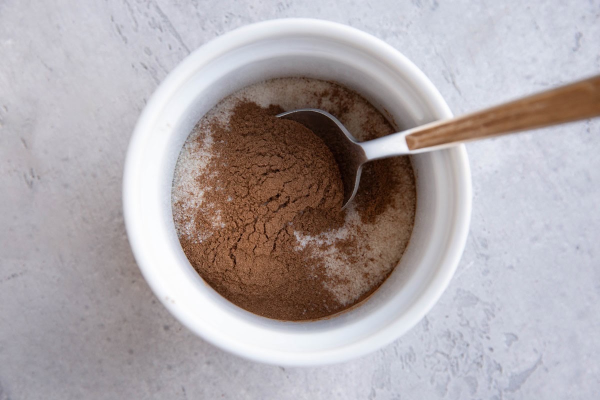 Cinnamon and sugar in a small bowl.